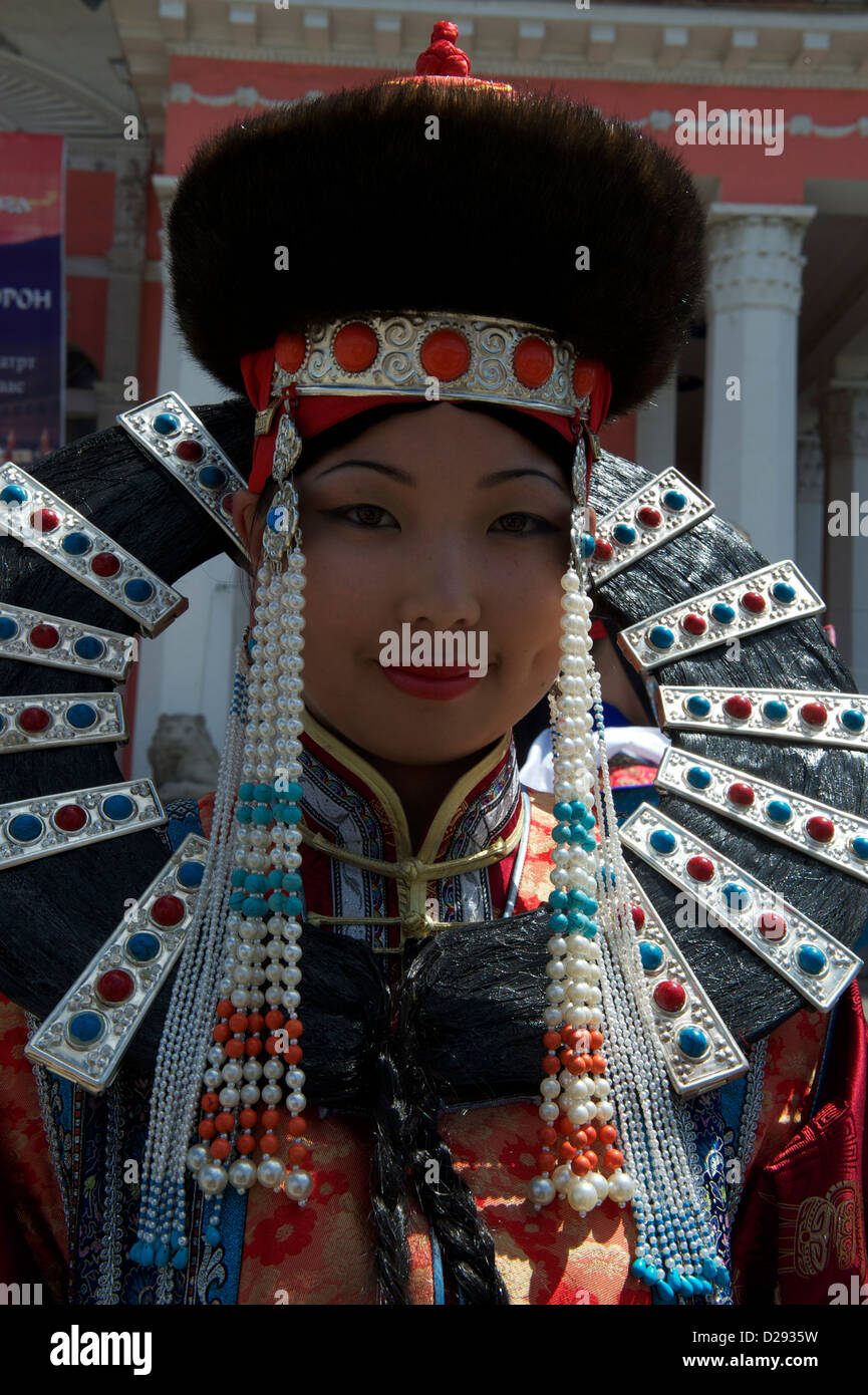 Nadam Festival ein Mädchen gekleidet wie eine Königin Stockfoto