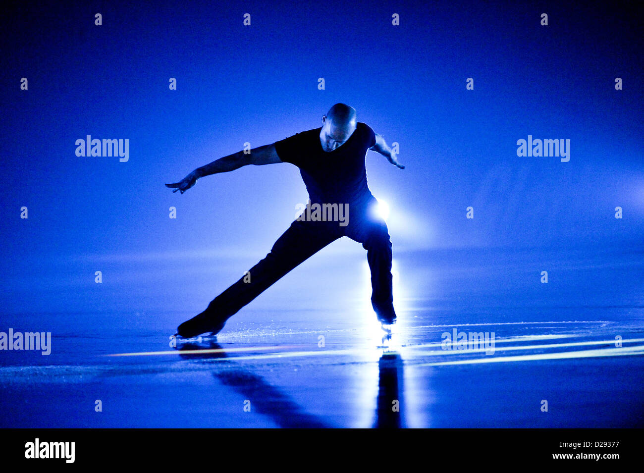 Silhouette der Eiskunstläuferin Stockfoto