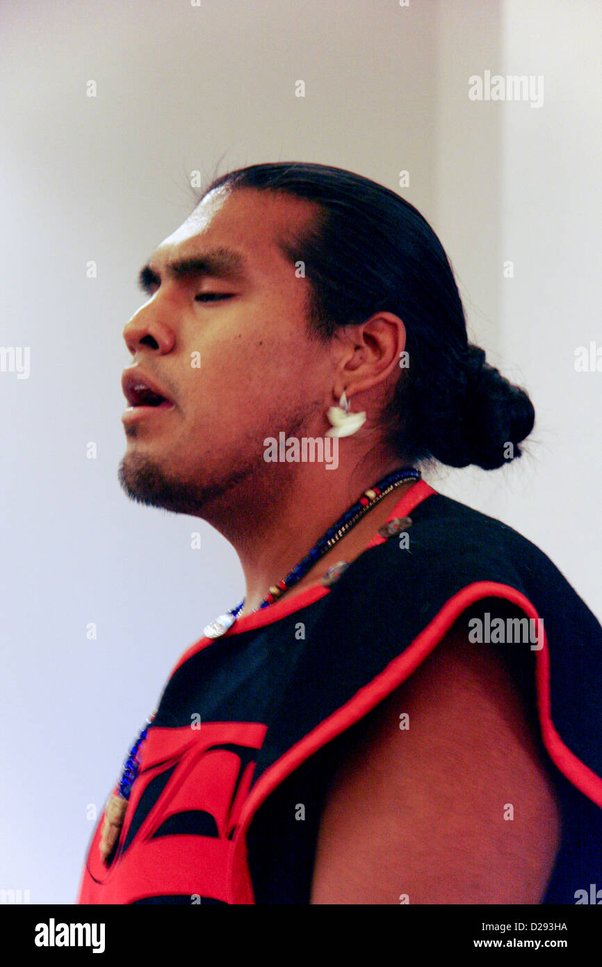 Native American singen und Trommeln bei der Bill Reid Art Gallery, Vancouver, b.c., Kanada Stockfoto