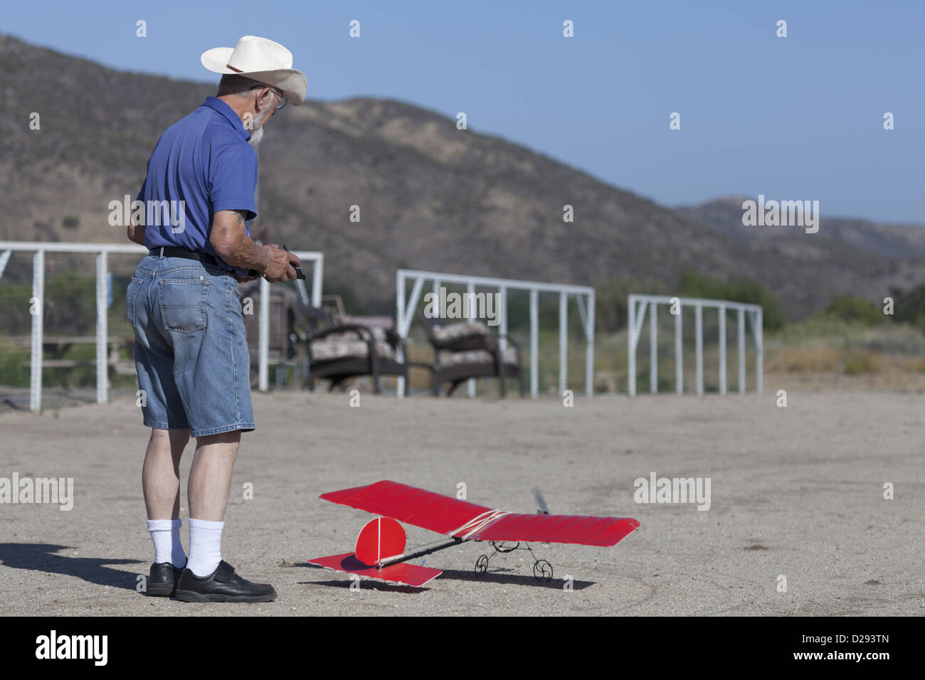 Älteren Mann mit einem Modellflugzeug am Flugmodell Sportflugplatz an der Rancho California RV Resort USA Stockfoto