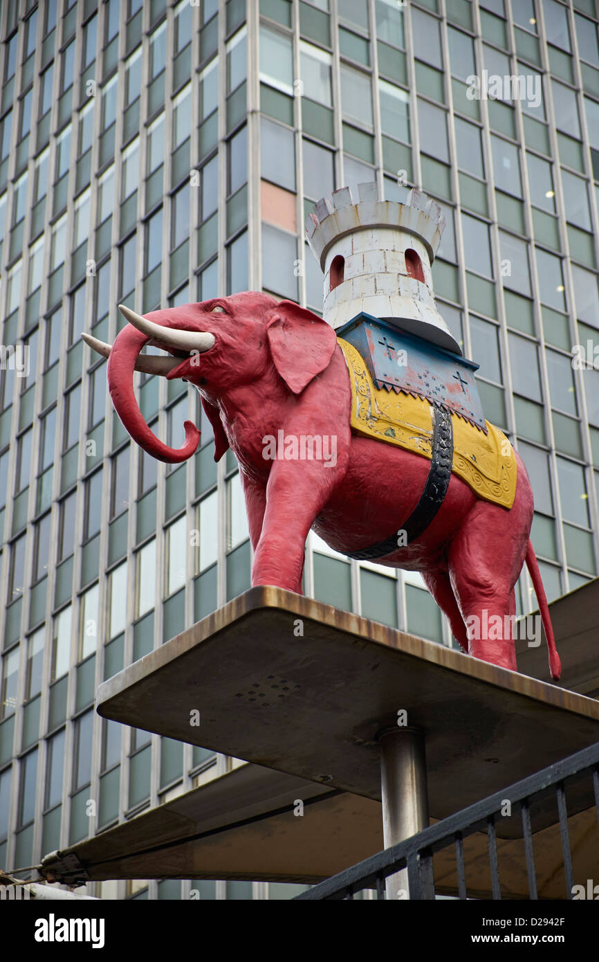Elefant & Burg Zeichen Stockfoto