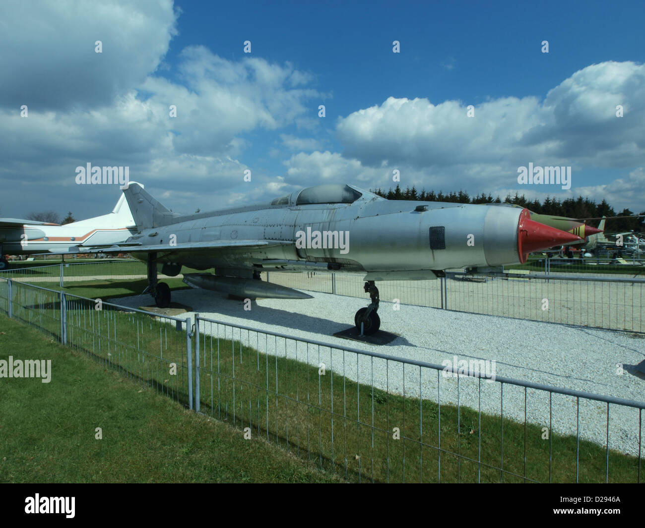 Die Mikoyan Gurevich MiG-21F-13 „Fishbed-C“, ein sowjetischer Jet-Kampfflugzeug, diente bei der DDR-Luftwaffe. Er war bekannt für seine Geschwindigkeit und Agilität während der Zeit des Kalten Krieges. Stockfoto