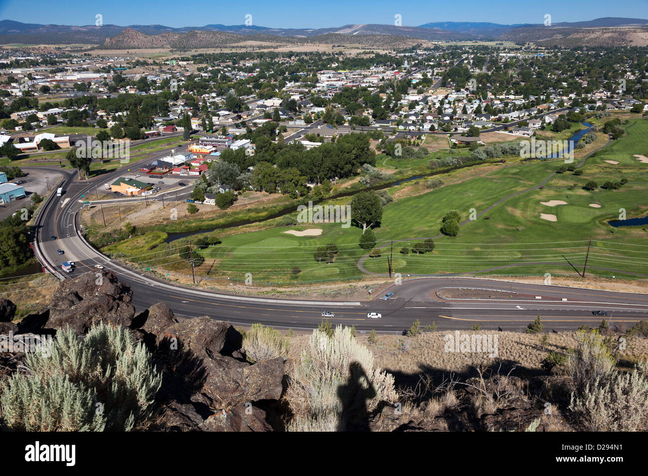 Blick über Stadt Prineville, Oregon, USA. Wicklung Straße Golfplatz Stockfoto