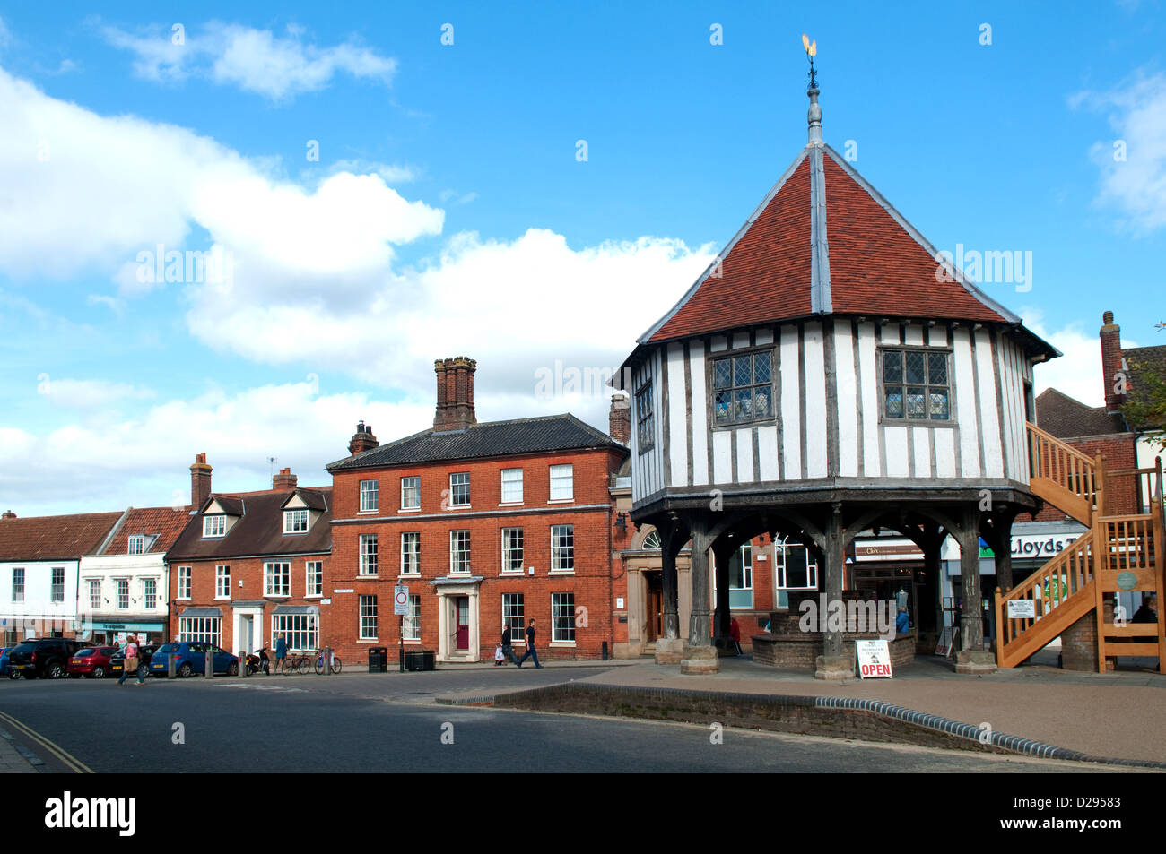 Gesamtansicht der Market Cross in Wymondham, Norfolk. Im Jahre 1618 erbaut, beherbergt heute der Stadt Tourist Information Centre. Stockfoto