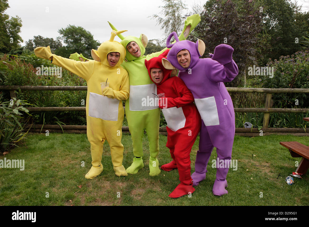 Jungs gekleidet wie Teletubbies an BESTIVAL FESTIVAL, AUF DER INSEL WEISS, September 2012. Stockfoto