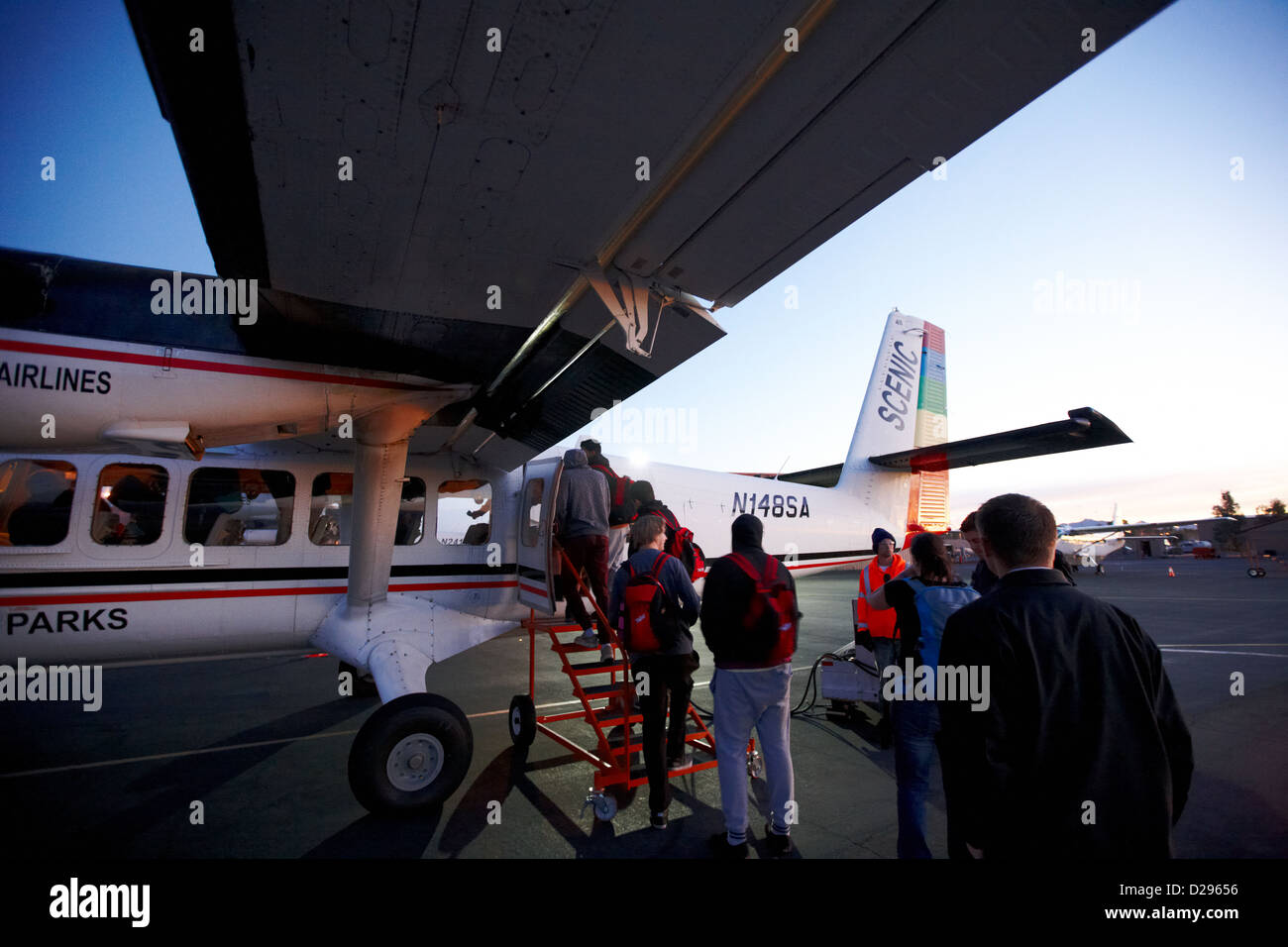 Fluggästen am frühen Morgen Dehaviland Twin Otter Leichtflugzeug Flug zum Grand Canyon Flughafen Boulder Nevada USA Stockfoto