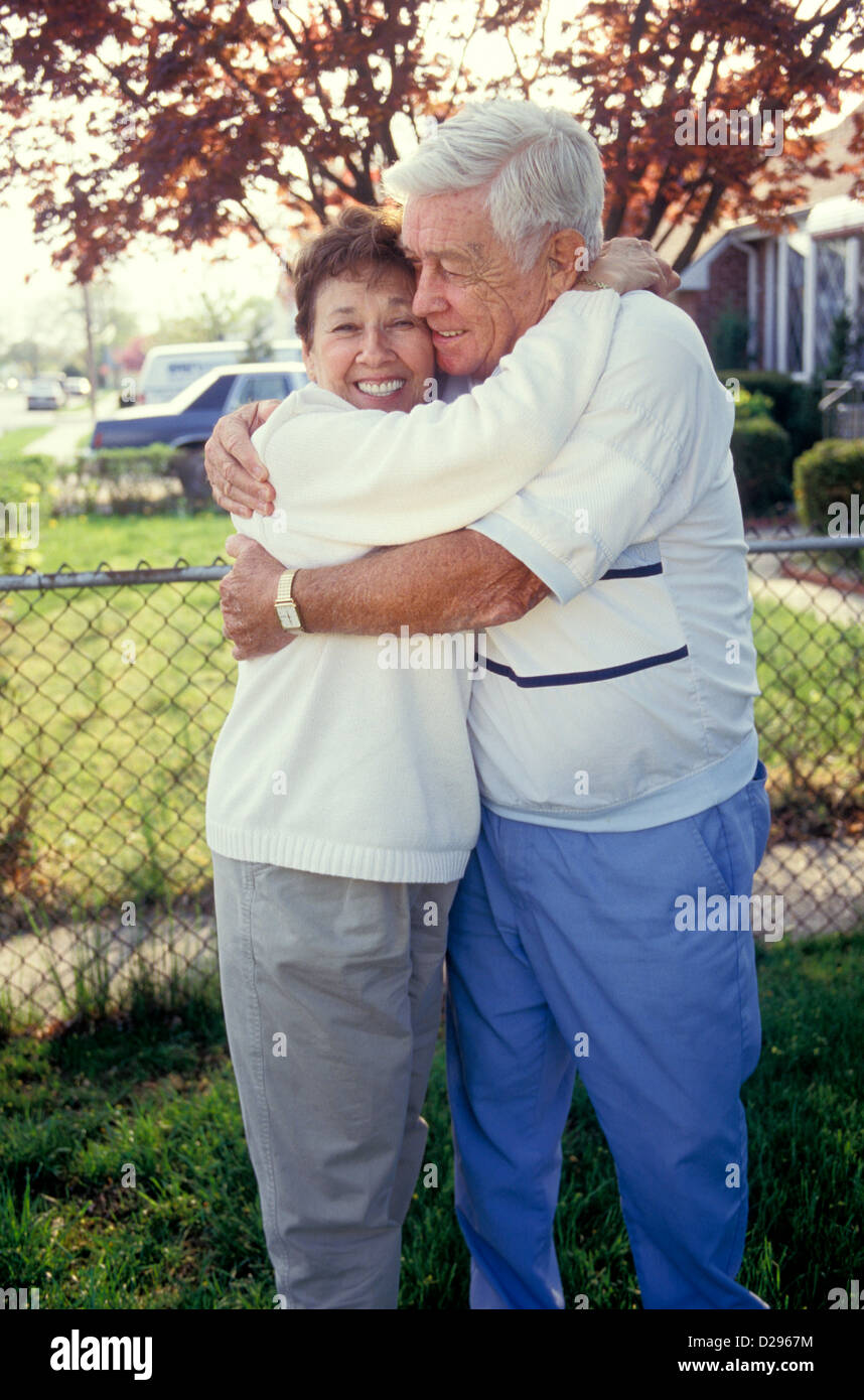 Senioren In ihren 70ern Hugging Each Other Stockfoto