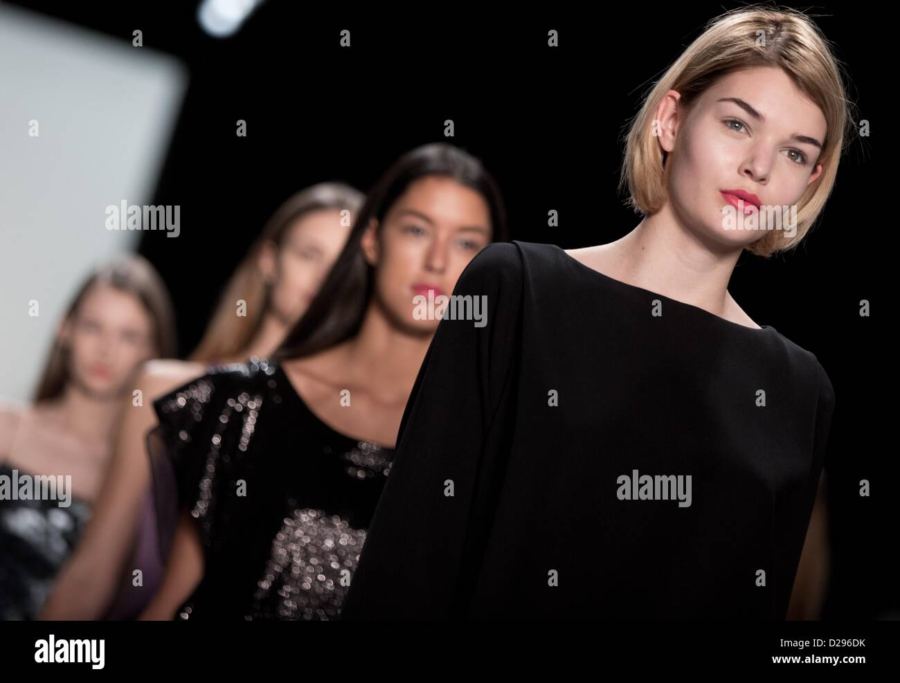 Modell Luisa Hartema und andere Modelle präsentieren eine Kreation auf der Laurel Messe während der Mercedes-Benz Fashion Week in Berlin, Deutschland, 17. Januar 2013. Die Präsentationen der Kollektionen Herbst/Winter 2013/2014 treffen findet vom 15. bis 18. Januar 2013. Foto: Jörg Carstensen/dpa Stockfoto