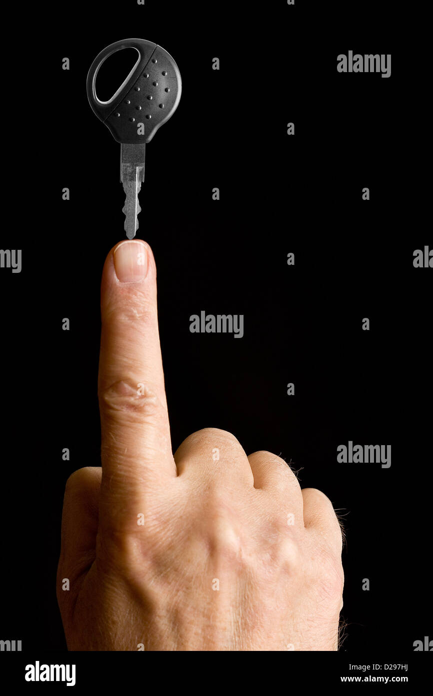 Ausgleich einen Autoschlüssel an der fingerti Stockfoto