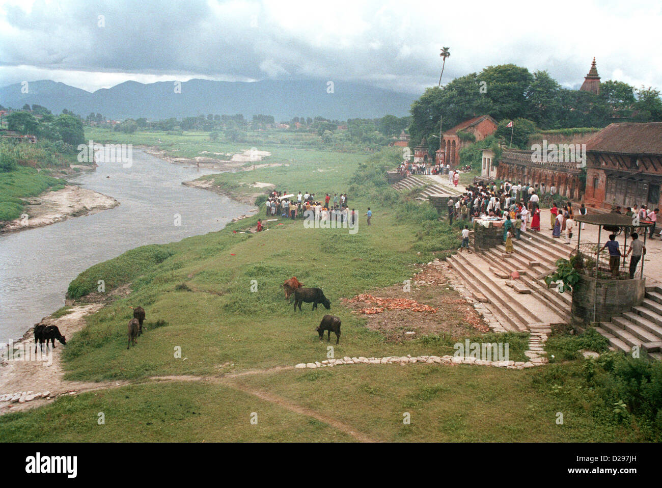 Nepal, in der Nähe von Kathmandu. Beerdigung, brennen Körper mit Pashu Patinat Stockfoto