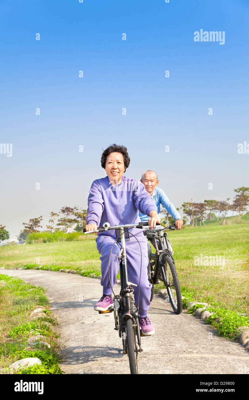 asiatische Senioren paar Radfahren im park Stockfoto