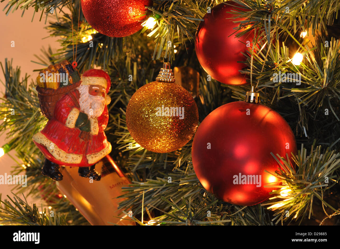 Christbaumkugeln und Dekorationen an einen Weihnachtsbaum hängen Stockfoto