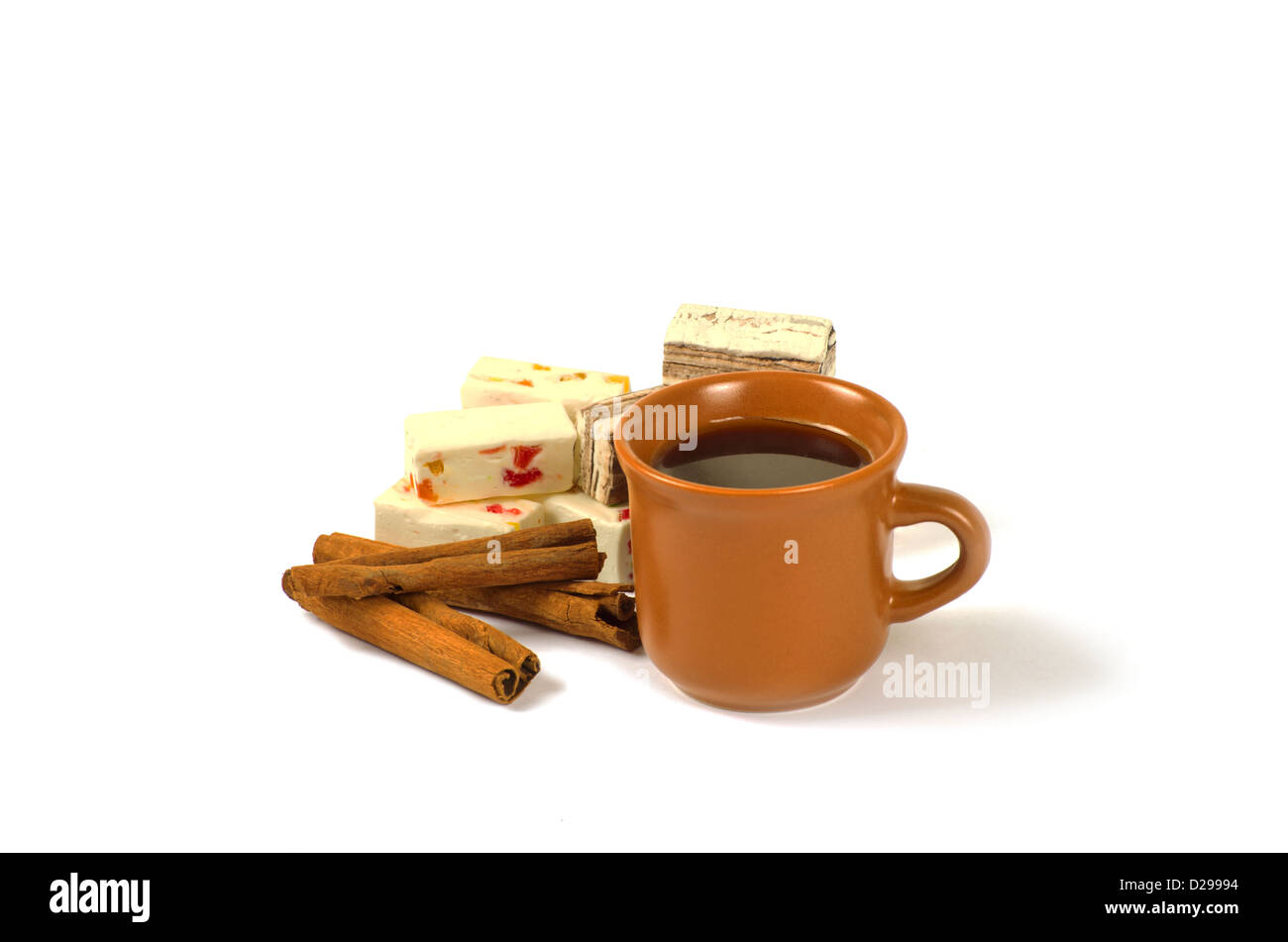 Kaffee, Süßigkeiten und Zimt isoliert auf weißem Hintergrund Stockfoto