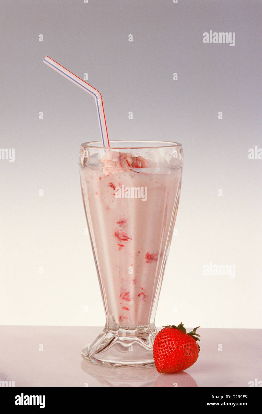 Erdbeer-Shake mit Stroh Stockfoto