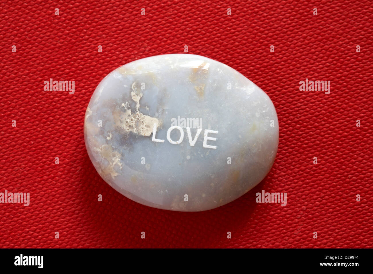 Fair-Trade-Stimmung-Kiesel - Liebe pebble isoliert auf rotem Grund Stockfoto