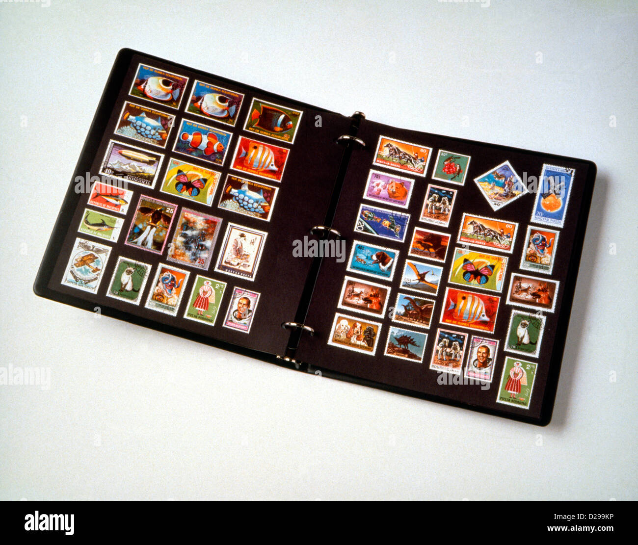 Briefmarkensammlung In der Sammelmappe mit Briefmarken von USA, UdSSR, Äquatorial Guinea, Malediven, Mongolei, und anderen Ländern. Stockfoto