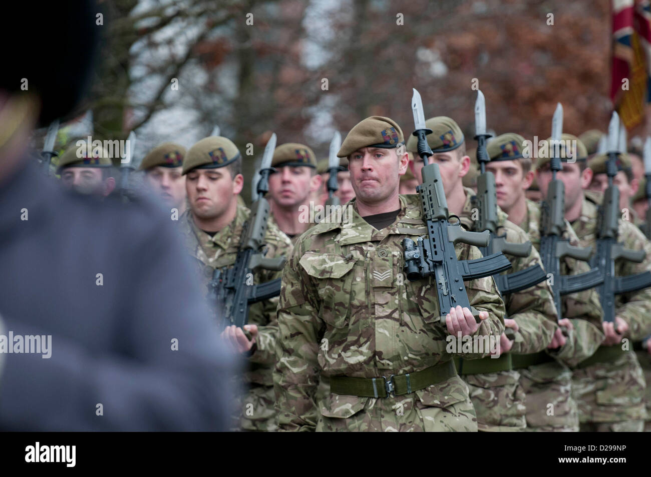 Swansea, Großbritannien. 17. Januar 2013.  Truppen für das Prince Of Wales Unternehmen 1. Bataillon Welsh Guards marschieren durch die Straßen von Swansea in Süd-Wales heute Nachmittag. Die Homecoming Parade war für Soldaten, die von einer Tour der Provinz Helmand in Afghanistan zwischen März und Oktober letzten Jahres zurückgekehrt sind. Stockfoto