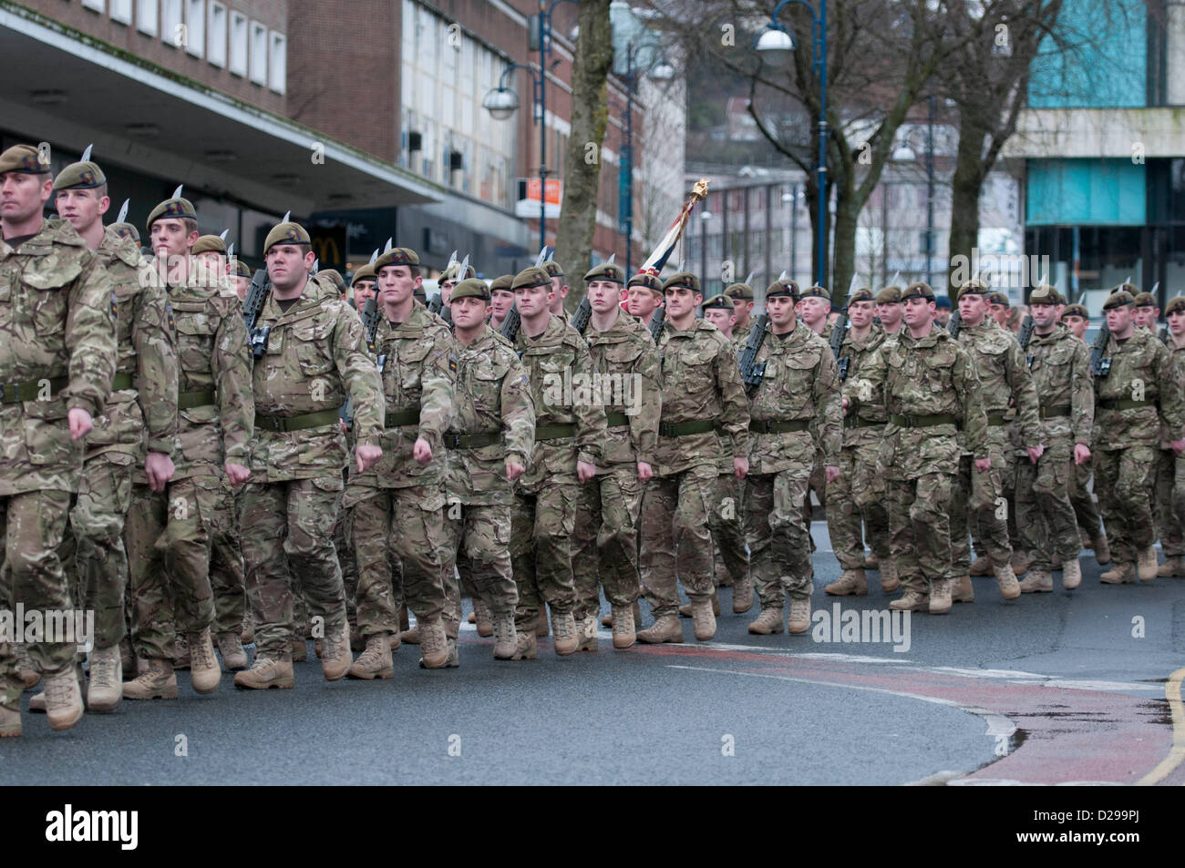 Swansea, Großbritannien. 17. Januar 2013.  Truppen für das Prince Of Wales Unternehmen 1. Bataillon Welsh Guards marschieren durch die Straßen von Swansea in Süd-Wales heute Nachmittag. Die Homecoming Parade war für Soldaten, die von einer Tour der Provinz Helmand in Afghanistan zwischen März und Oktober letzten Jahres zurückgekehrt sind. Stockfoto