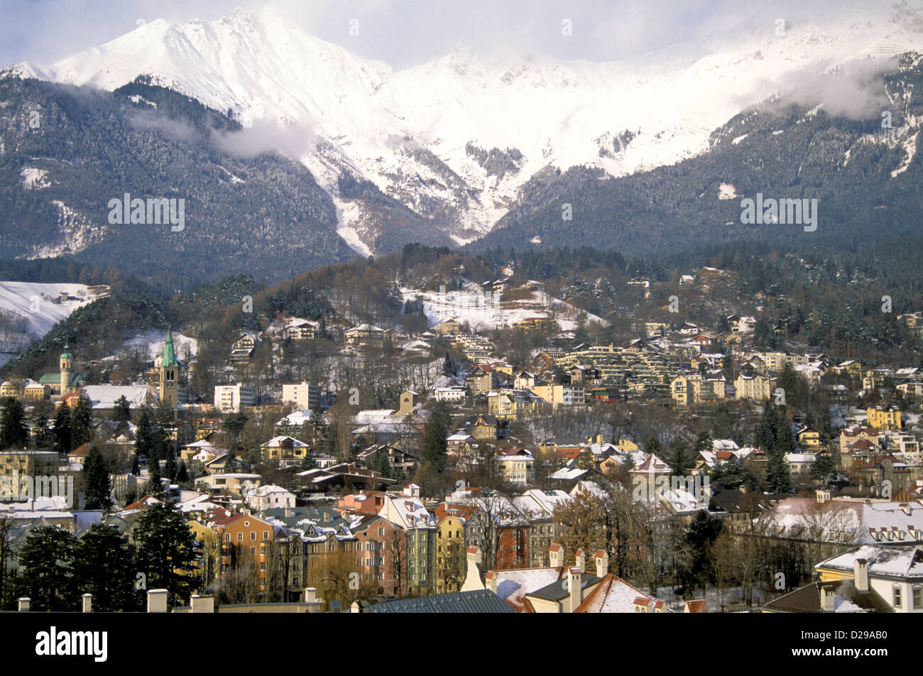 Österreich, Innsbruck. Blick auf Stadt und Schnee erreichte Berge im Hintergrund. Stockfoto