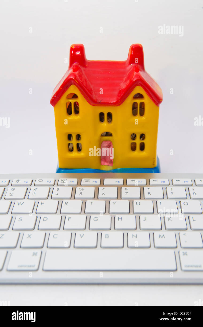 Konzept, Immobilienmarkt, Computer auf Linie Haus Stockfoto