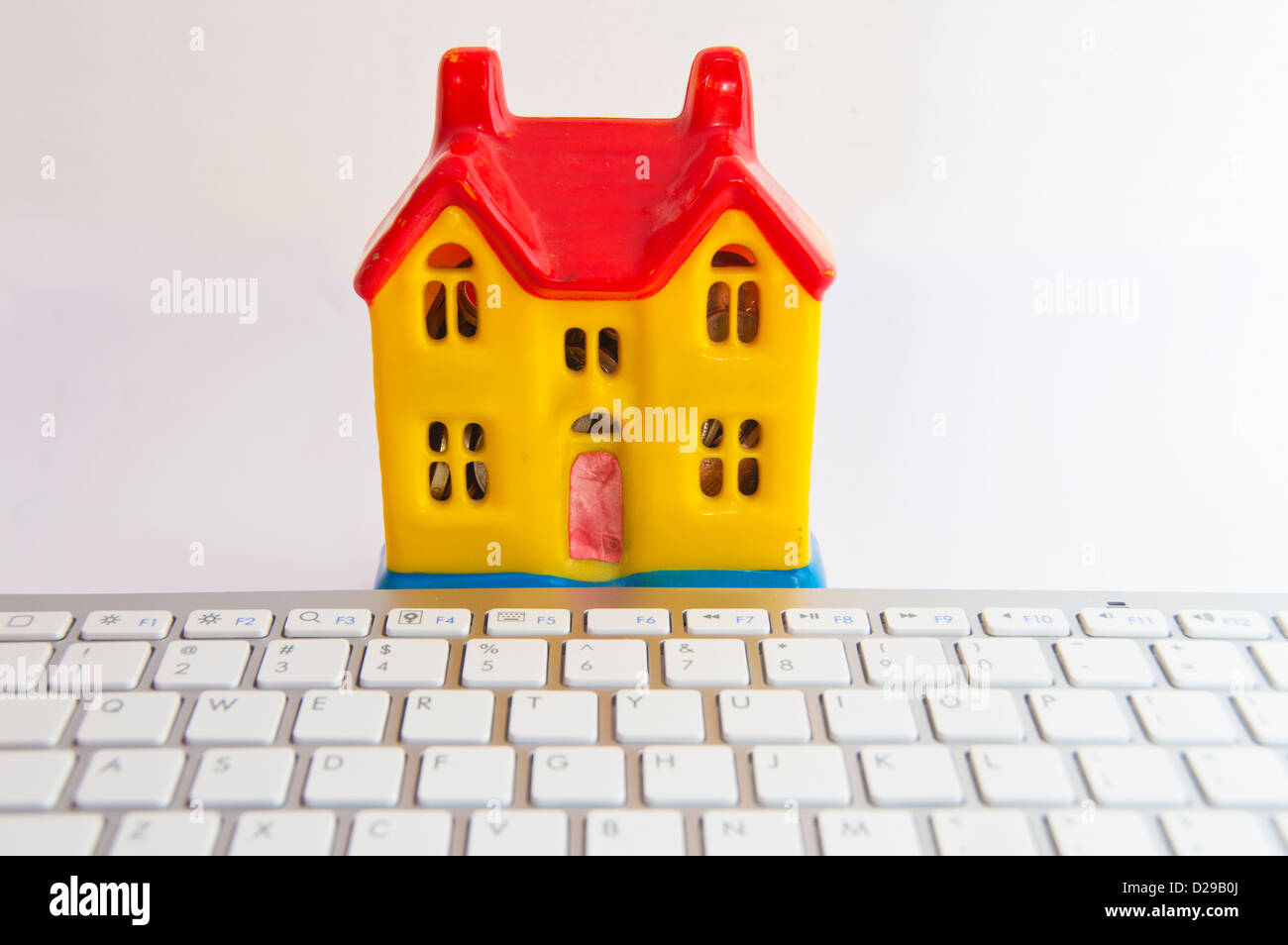 Konzept, Immobilienmarkt, Computer auf Linie Haus Stockfoto