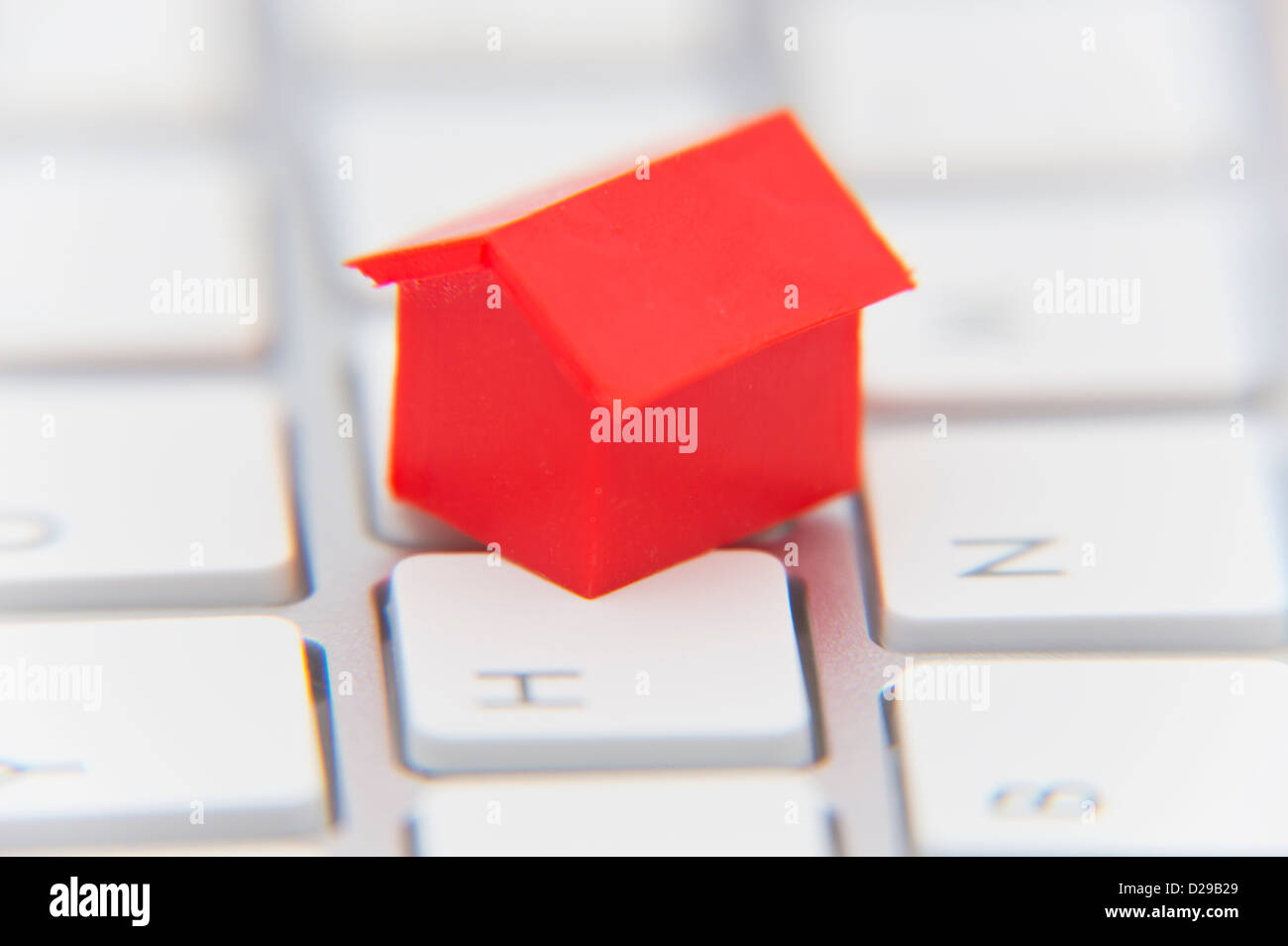 Konzept, Immobilienmarkt, Computer auf Linie Haus Stockfoto