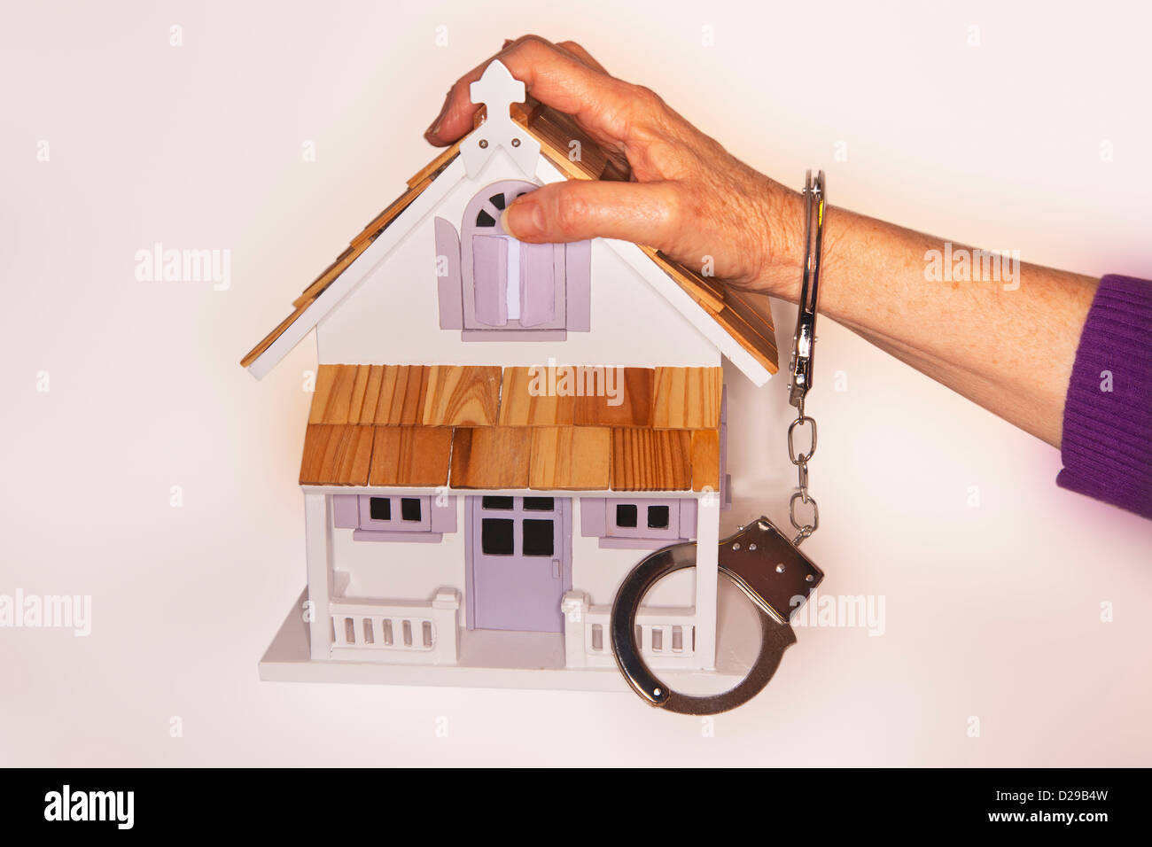 Konzept, Immobilienmarkt, Kette, Handschellen, negatives Eigenkapital Haus Stockfoto