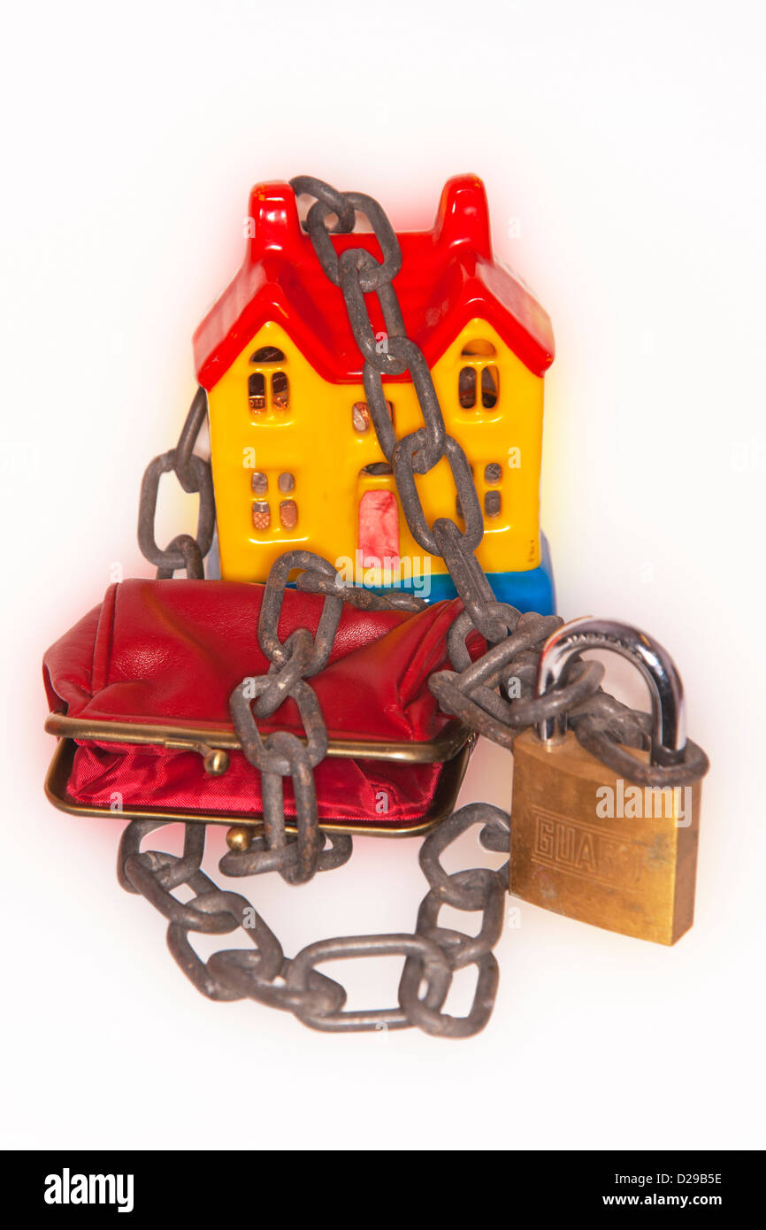 Konzept, Immobilienmarkt, Kette, negatives Eigenkapital Haus Stockfoto