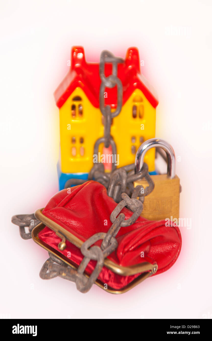 Konzept, Immobilienmarkt, Kette, negatives Eigenkapital Haus Stockfoto