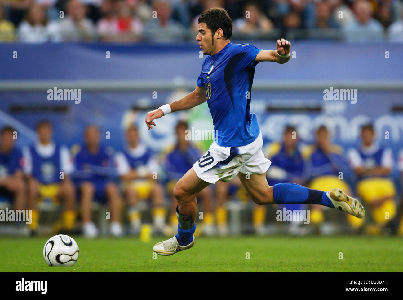 HAMBURG, DEUTSCHLAND - JUNI 30: Simone Perrotta aus Italien im Viertelfinale der FIFA Fussball-Weltmeisterschaft gegen die Ukraine am 30. Juni 2006 in Hamburg. Nur redaktionelle Verwendung. Kommerzielle Nutzung verboten. (Foto: Jonathan Paul Larsen / Diadem Images) Stockfoto