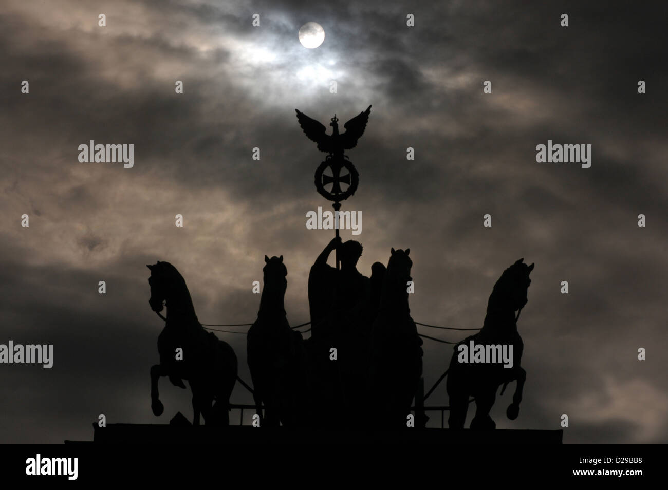 Deutschland. Berlin. Das Brandenburger Tor. Quadriga von vier Pferden angetrieben von Victoria Göttin gezogen. Hintergrundbeleuchtung. Stockfoto