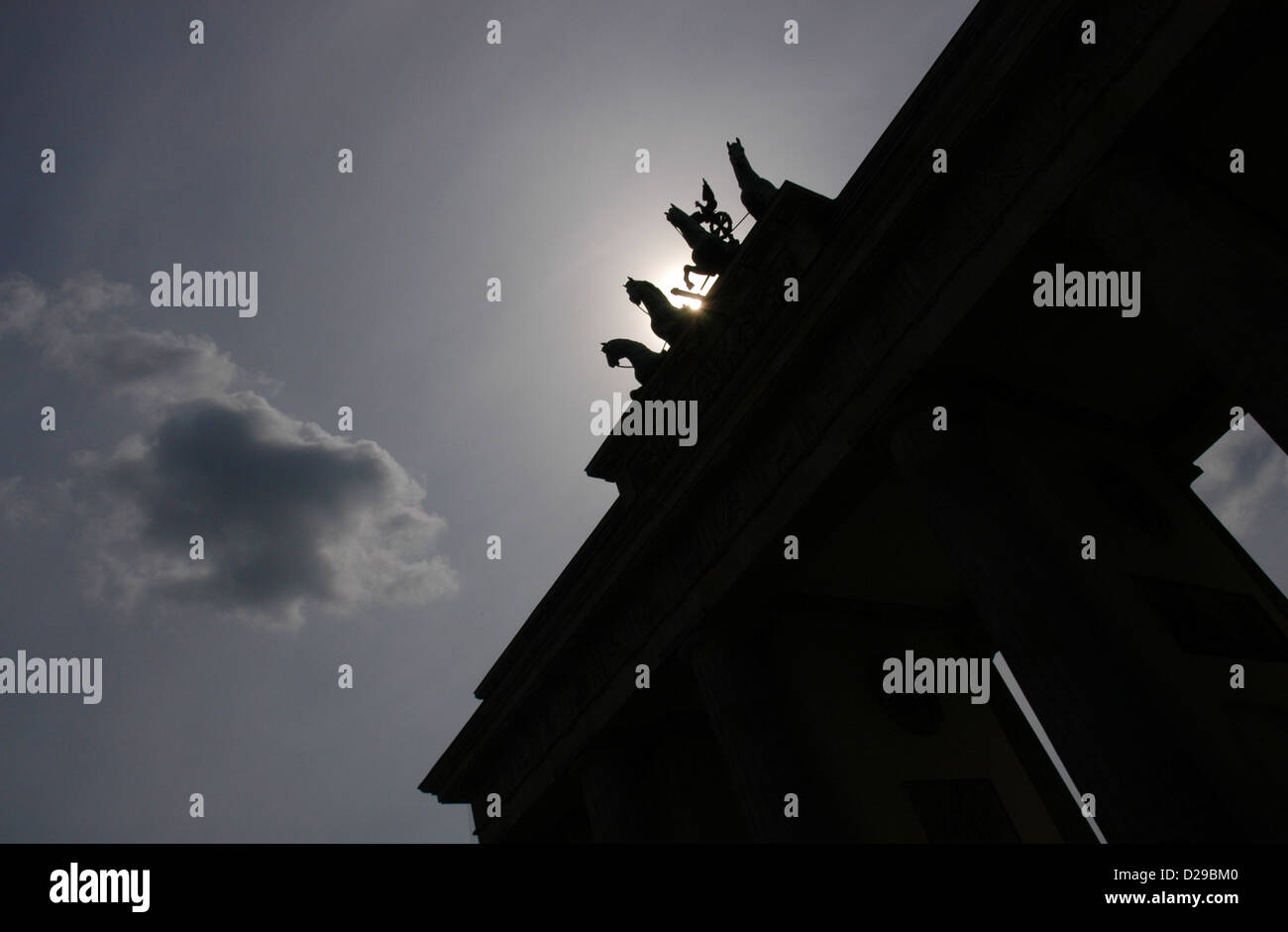 Deutschland. Berlin. Das Brandenburger Tor. Quadriga von vier Pferden angetrieben von Victoria Göttin gezogen. Hintergrundbeleuchtung. Stockfoto
