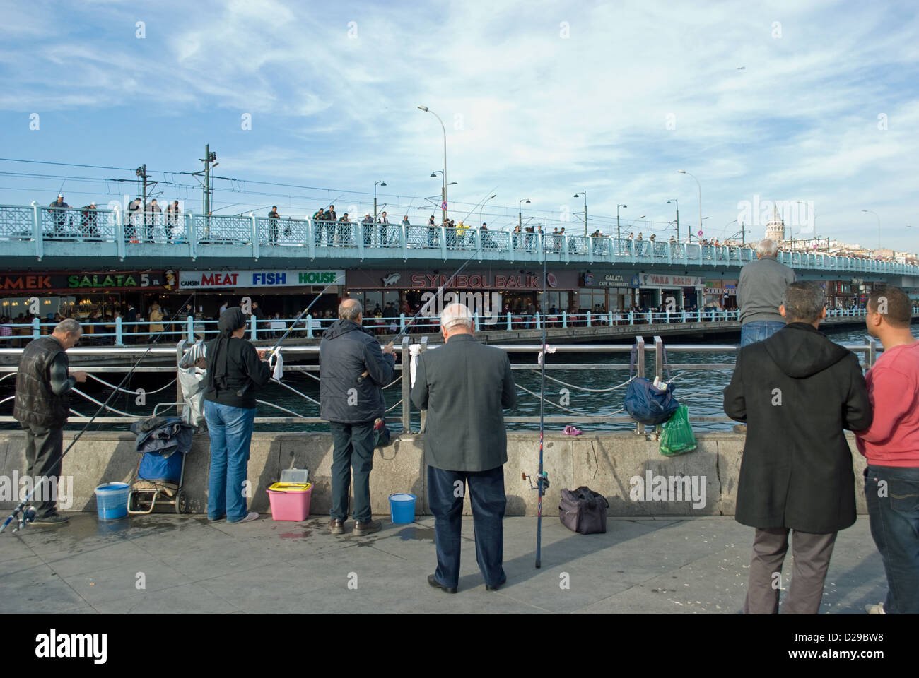 Angler, die auf den Bosporus, Istanbul trotz Warnungen von schwindender Fischbestände. Stockfoto