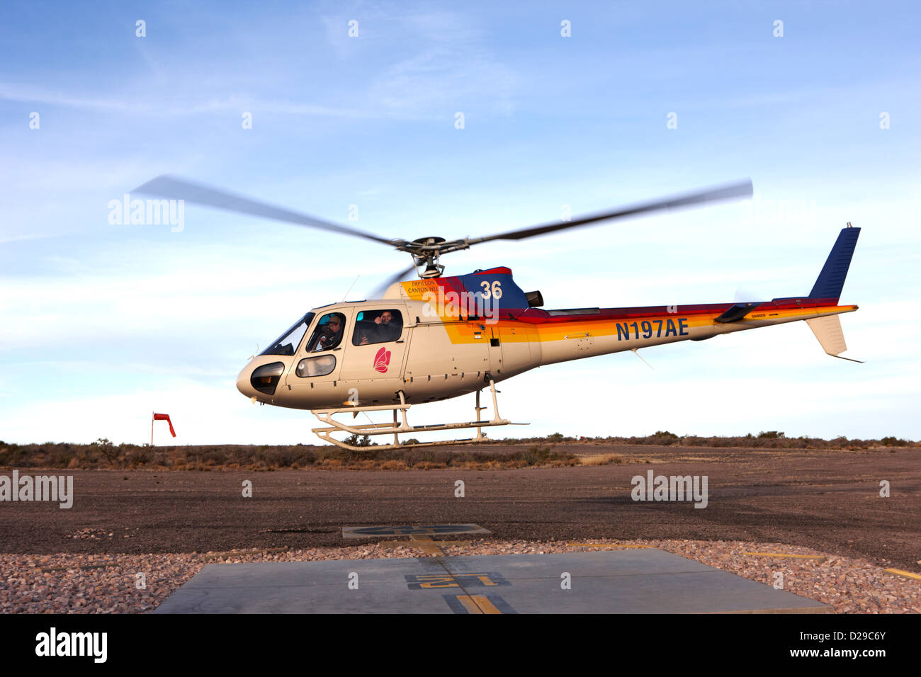 Papillon Helikopter Tours voller Passagiere vom Flughafen Hubschrauberlandeplatz Grand Canyon West Arizona USA Stockfoto