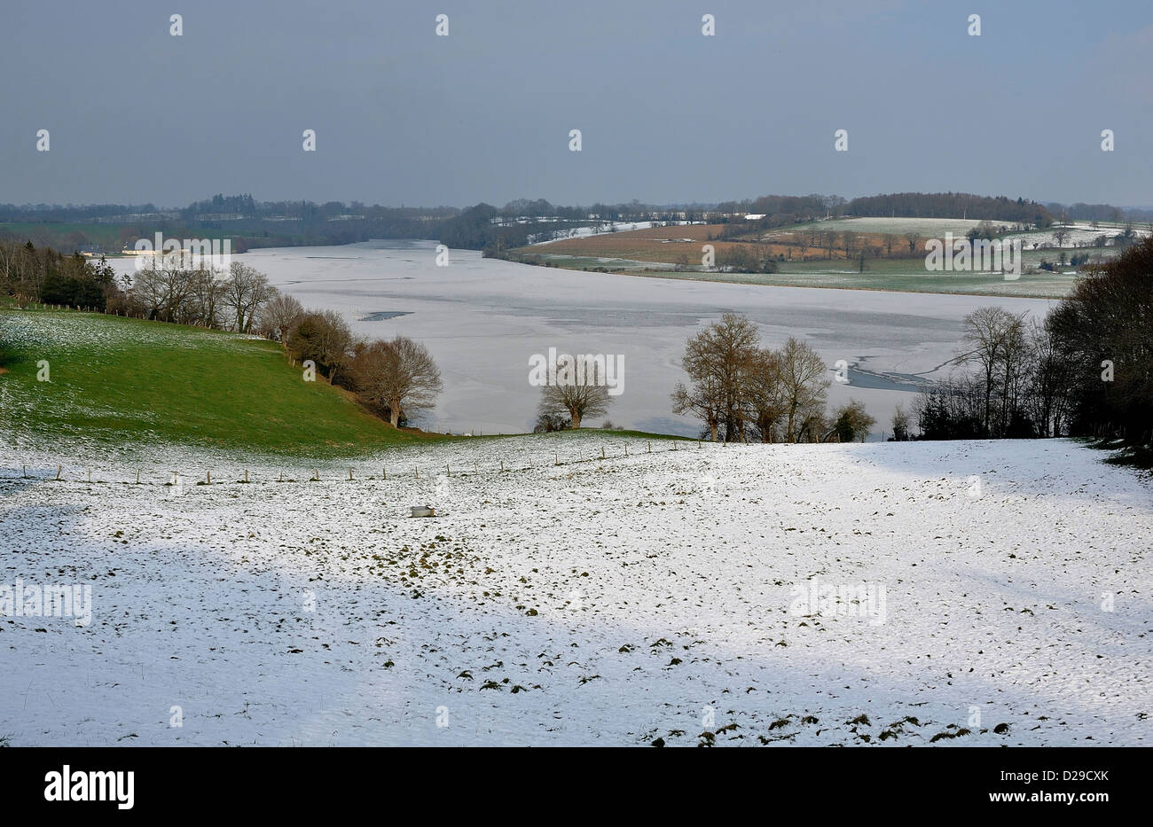 "La Haie Traversaine See" (oder: "See der Haute Mayenne") unter dem Schnee, See gespeist von den Flüssen Varenne und Mayenne, im Winter. Stockfoto
