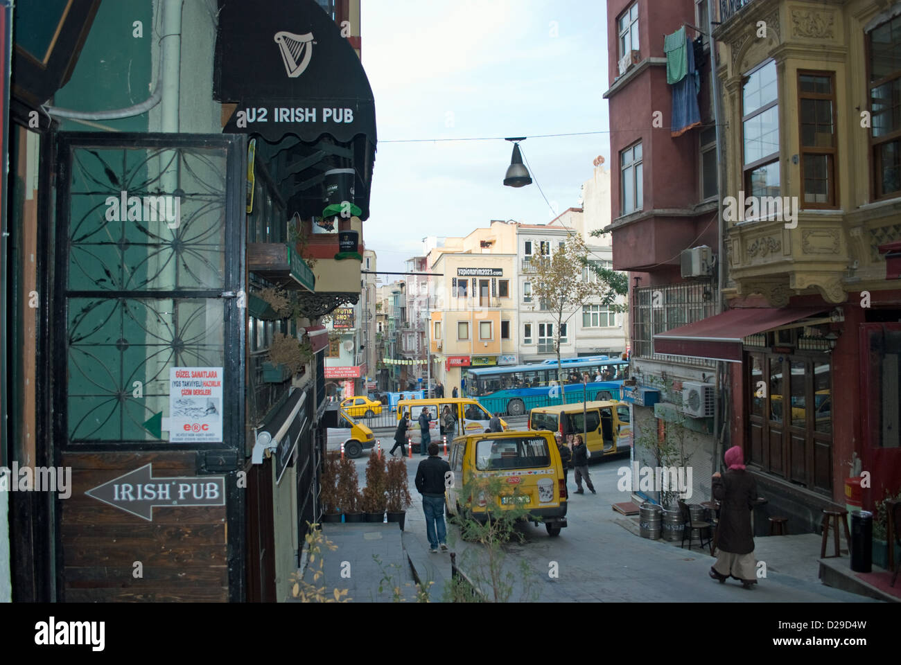 U2 "unter dem Motto" Irish Pub Guinness in Istanbul dient. Von Ex-Pats und Einheimischen besucht. Stockfoto