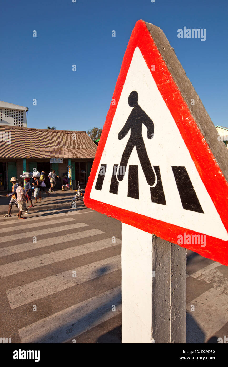 Madagaskar, Morondava, Stadtzentrum, Straße, Sicherheit, Fußgängerüberweg Zeichen Stockfoto