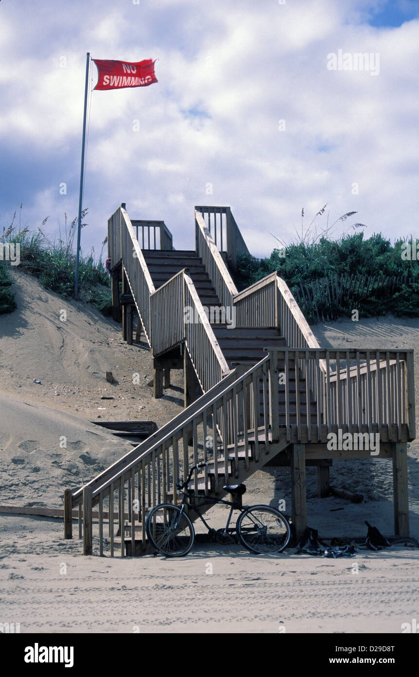 Nord-Carolina. Strand-Treppen über Dünen. Kein Schwimmen-Flag. Stockfoto