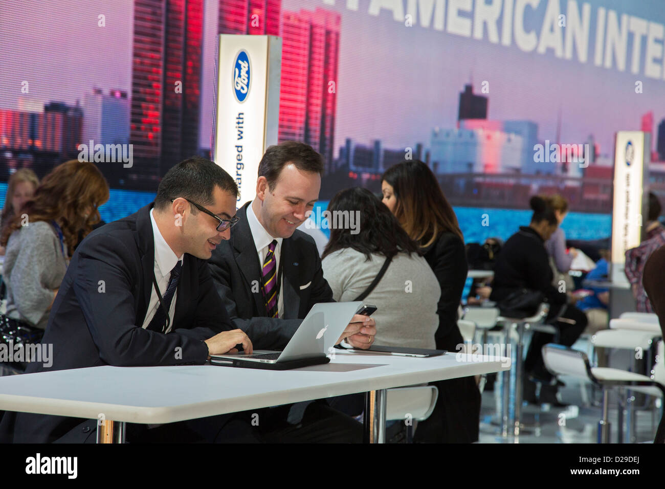 Detroit, Michigan - Journalisten, die mit Laptops und Smartphones auf der North American International Auto Show. Stockfoto
