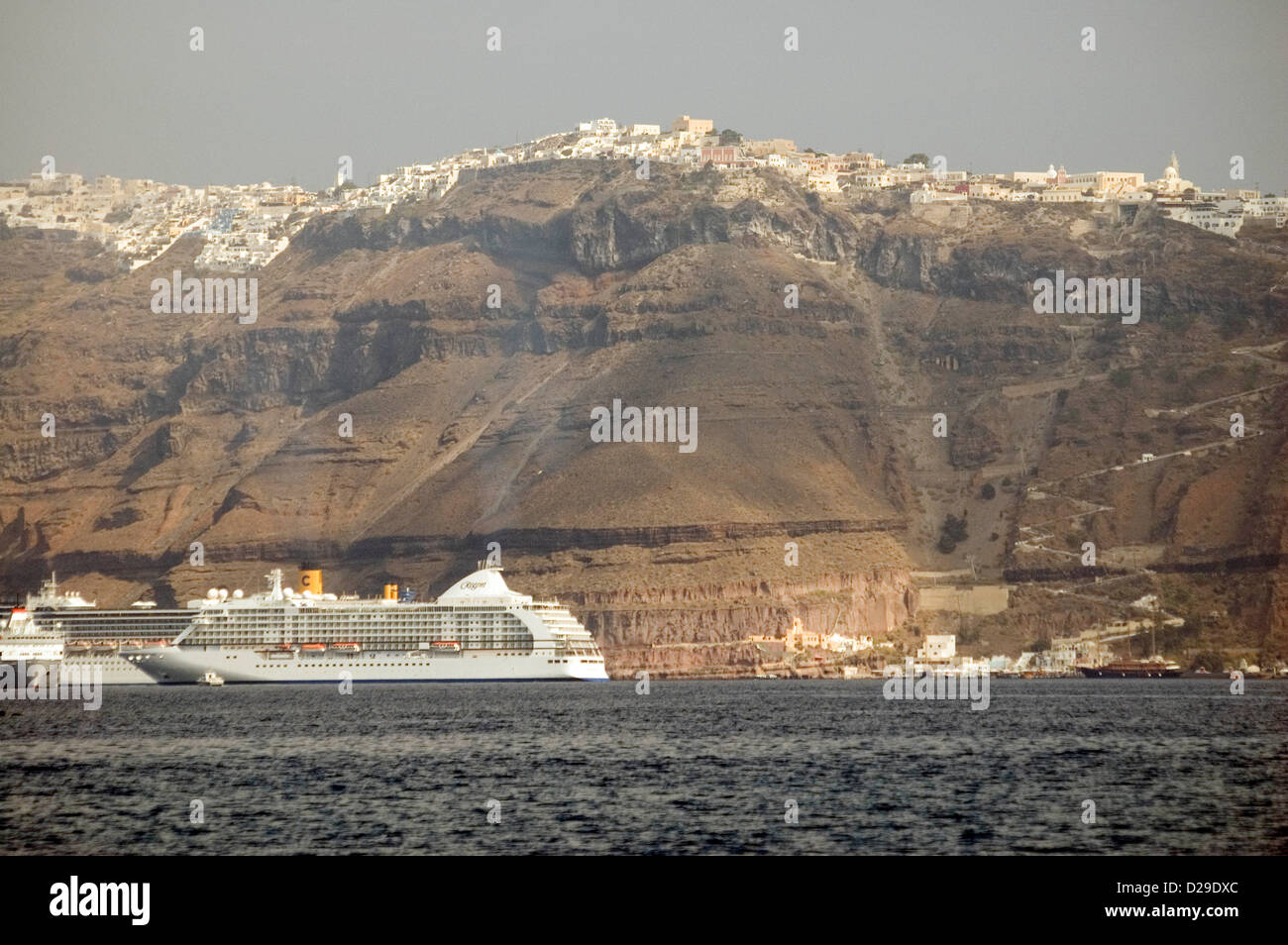 Griechenland, Santorini, Kreuzfahrtschiffe aus Stadt Fira Stockfoto