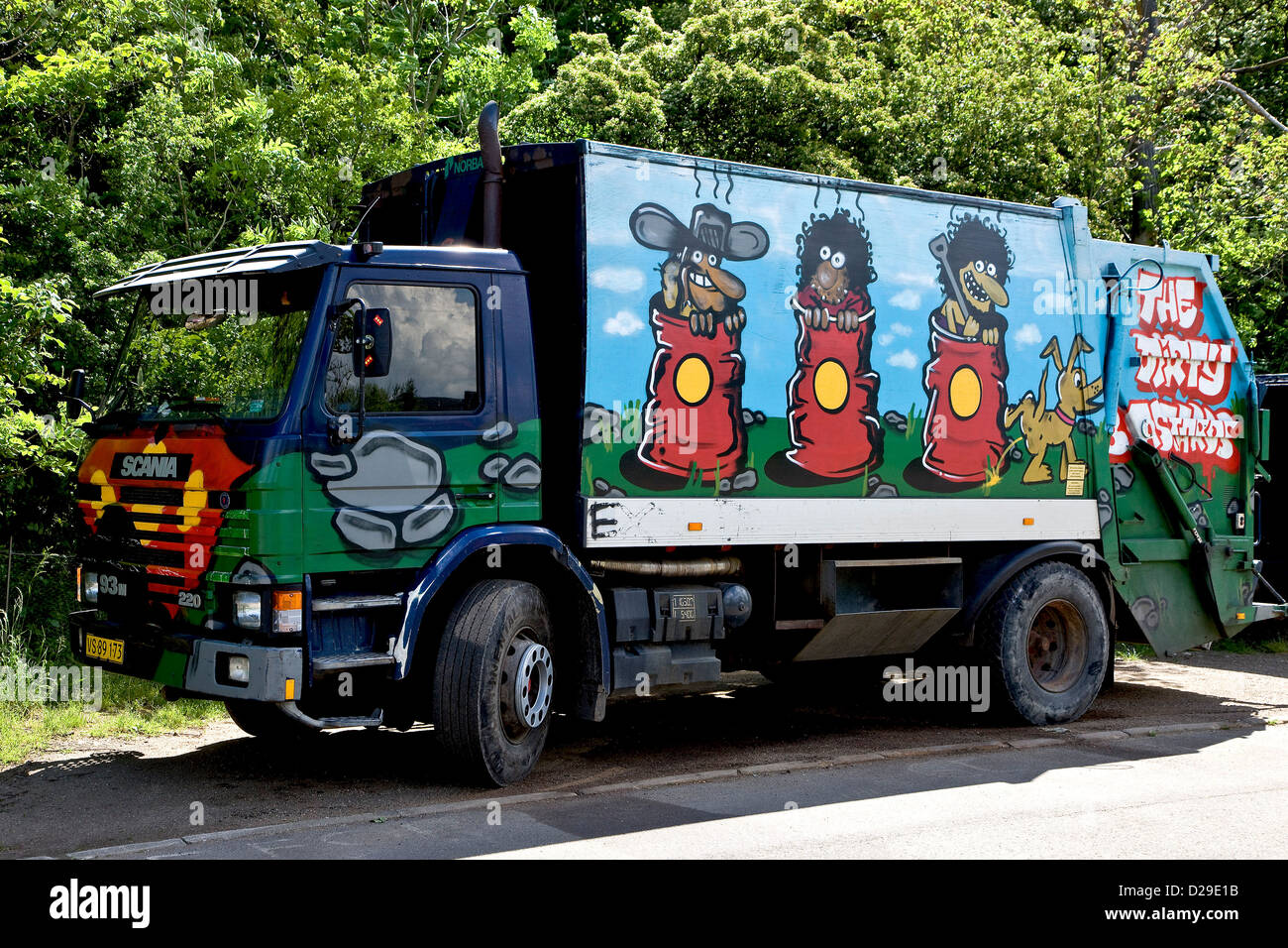 Graffiti gemalt Müllwagen Stockfoto
