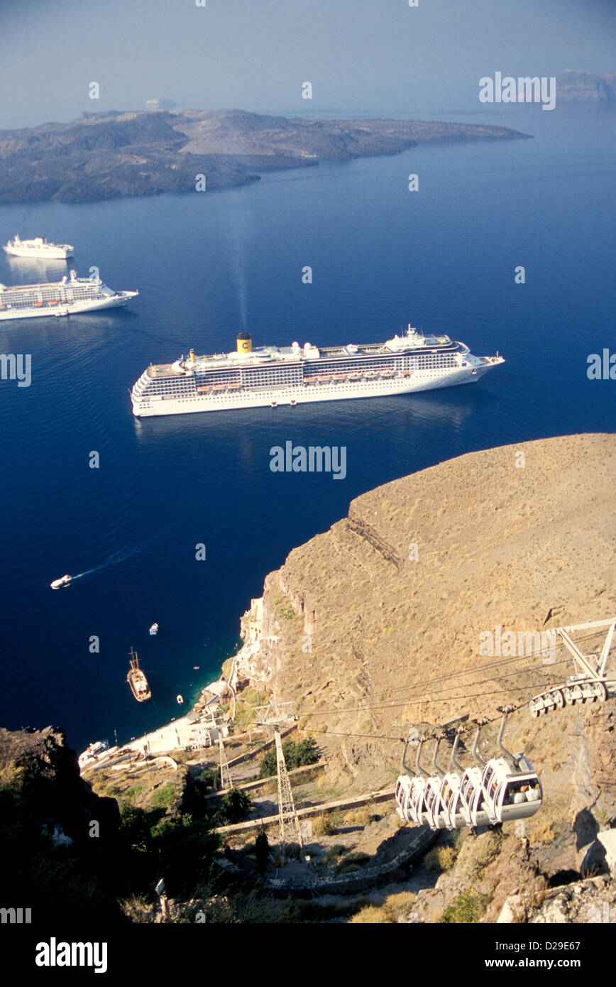 Griechenland. Santorini. Kreuzfahrt-Schiffe. Seilbahn. Stockfoto