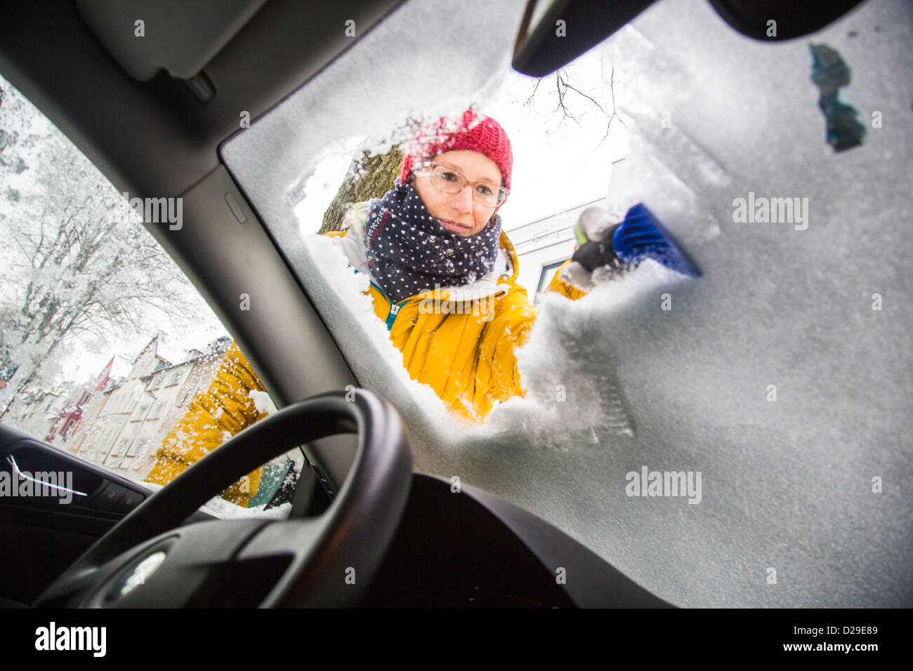 Das Auto ist auf einer Winterstraße mit einer Schutzhaube versehen. Schützt  das Fahrzeug vor Schnee und Eis Stockfotografie - Alamy