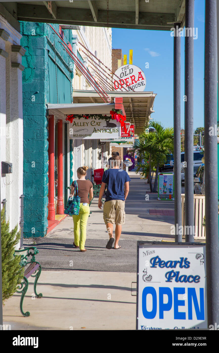 Paare, die im Einkaufsviertel von Arcadia Florida Stockfoto