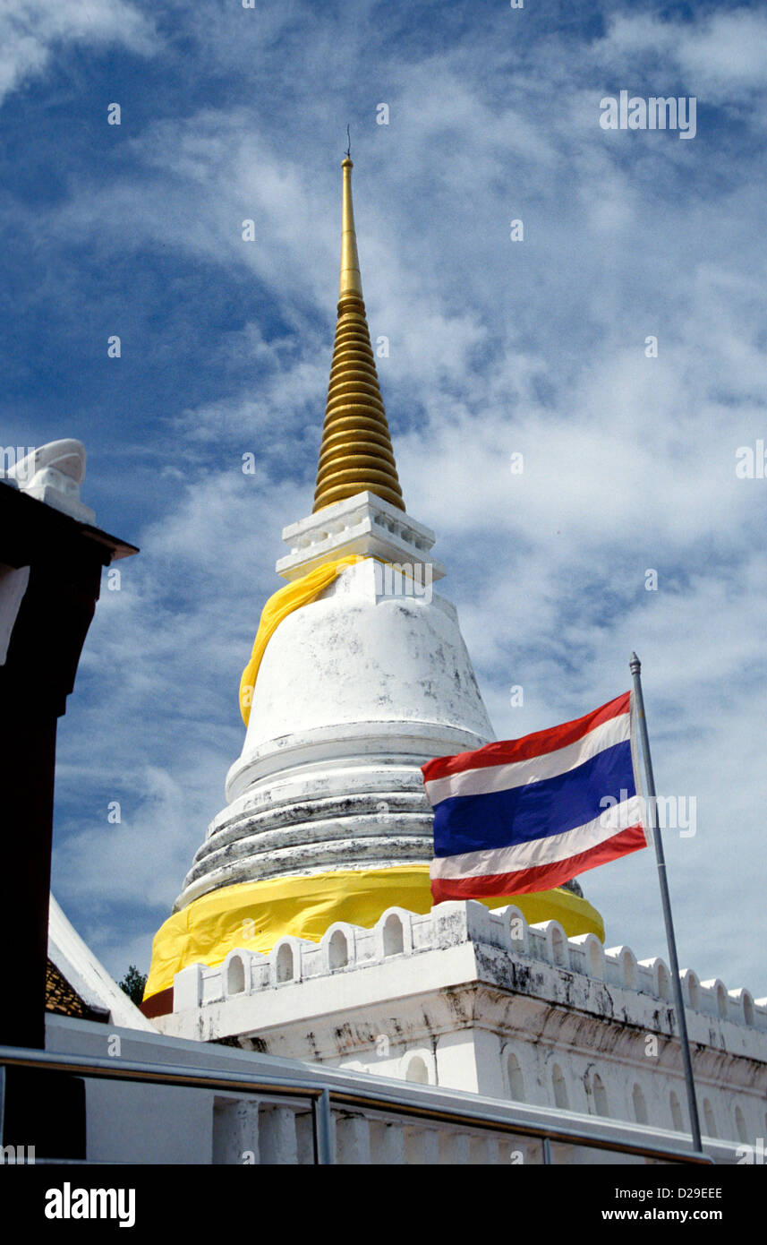 Thailand. Thailändische Flagge und Stupa. Stockfoto
