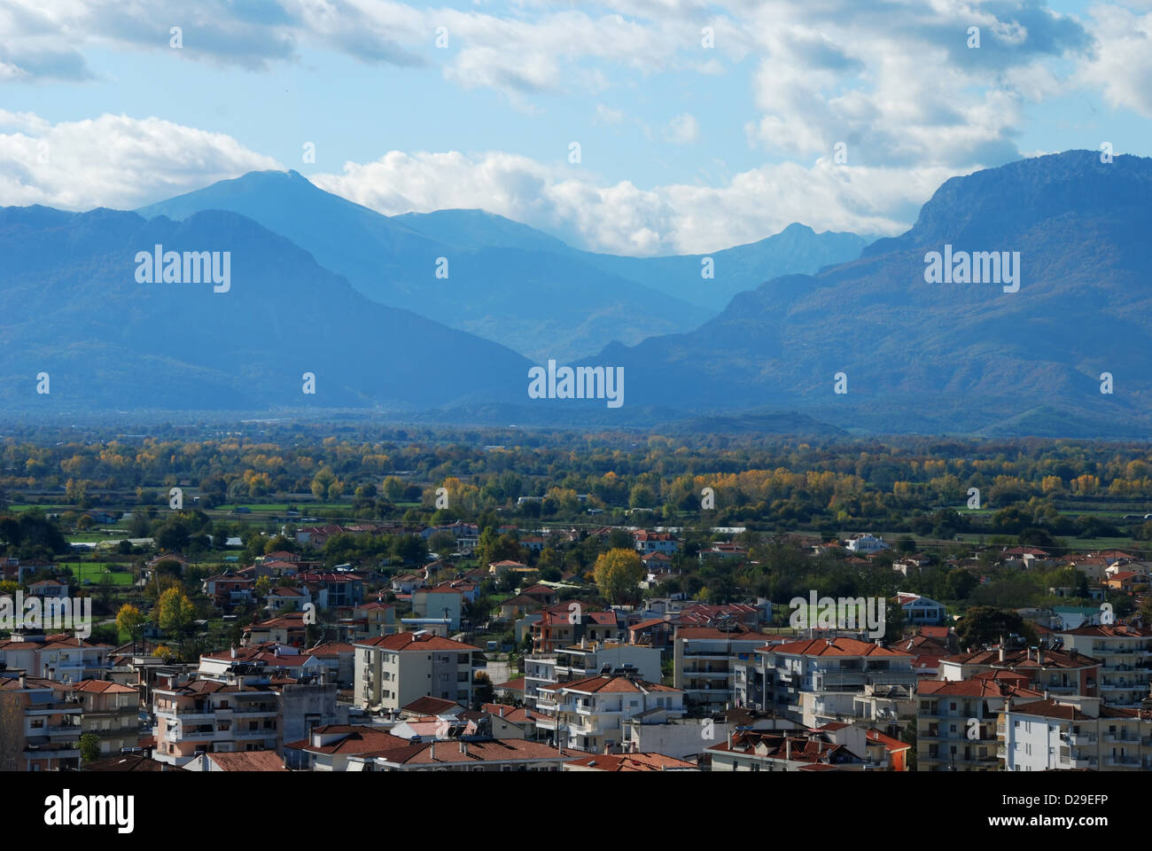 Herbstliche Landschaft der Berge von Zentralgriechenland, mit Dächern von Trikala im Vordergrund Stockfoto Herbstliche Landschaft der Berge von Zentralgriechenland, mit Dächern von Trikala im Vordergrund Stockfoto