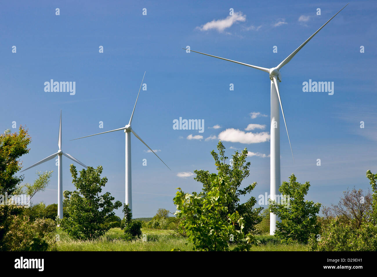 Drei moderne Windkraftanlagen Stockfoto