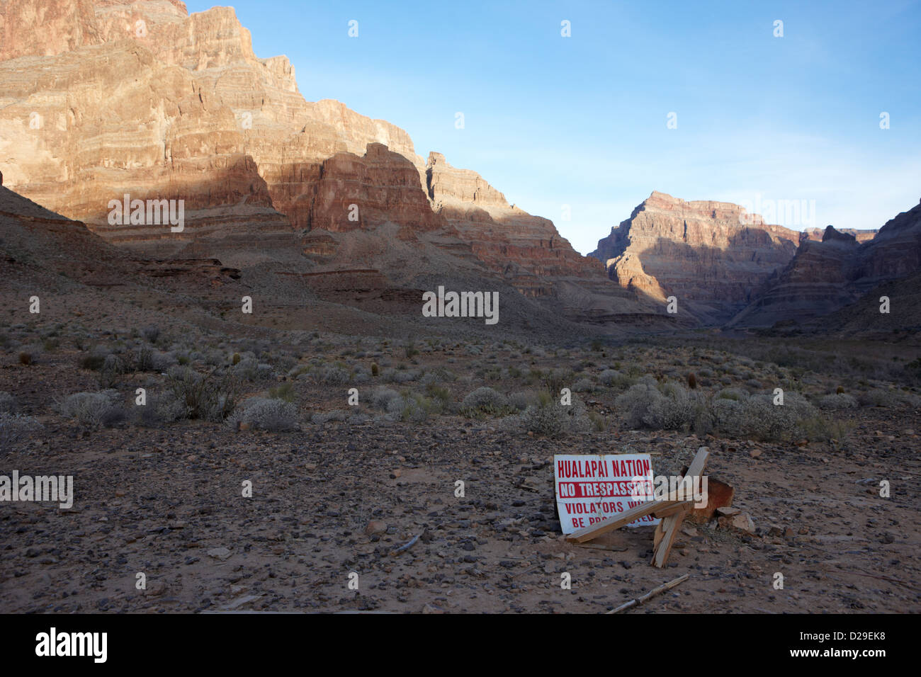 Melden Sie sich an der Basis des Grand Canyon Rand des Hualapai Nation Territoriums Arizona USA Kennzeichnung Stockfoto