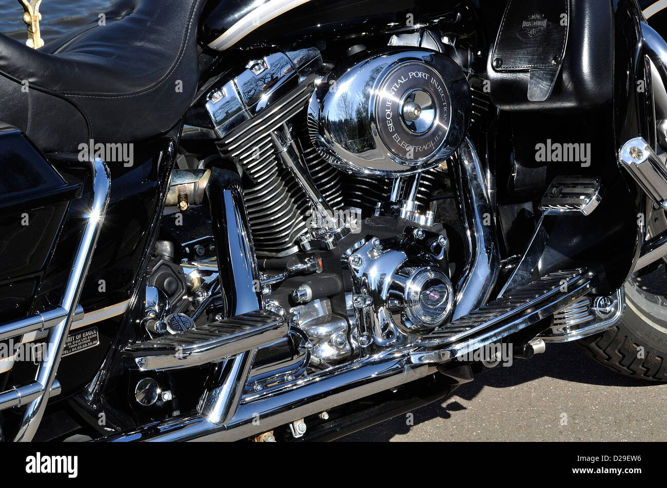 Ein Motorrad ("Harley Davidson") abgestellt auf einem Bürgersteig in Bagnoles de Frankreichunter (Orne, Basse-Normandie, Frankreich). Stockfoto