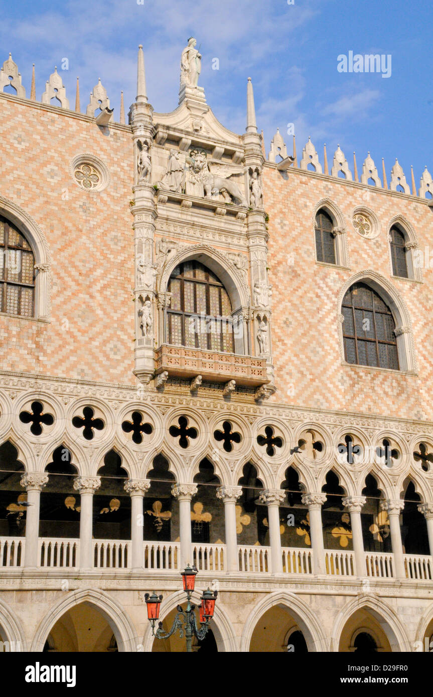 Venedig, Dogenpalast, Löwe von Venedig, reich verzierte Balkon, Bögen, gemusterte Wand, Italien Stockfoto